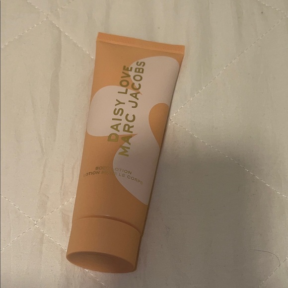 Marc Jacobs Daisy Love Peach Scented Body Lotion - Picture 2 of 3